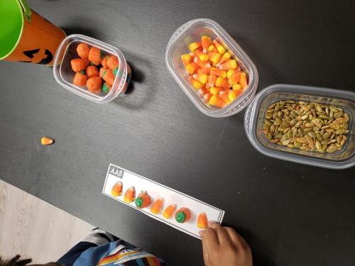 AAB-pattern; Halloween; October; candy corn; pumpkin seeds